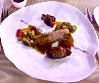Selle d'agneau de Sisteron rôtie en feuille de bananier, curry madras, figues, olives et aubergines