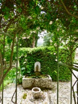 Fontaine et rosier du jardin de l'Hostellerie de l'Abbaye de la Celle ©lepetitlugourmand