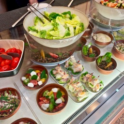 Comptoir salades et petites entrées ©lepetitlugourmand